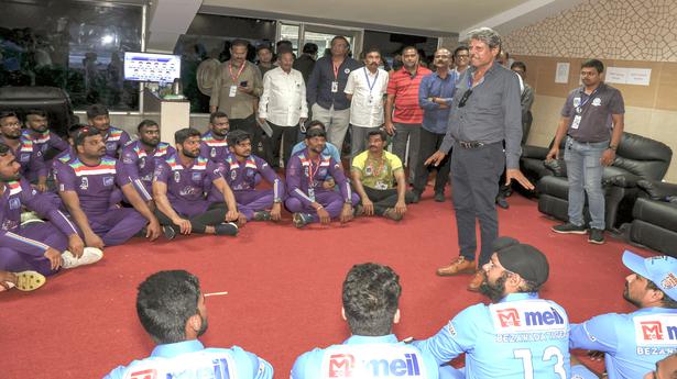 Visakhapatnam: Kapil Dev clean bowls young cricketers with his outswingers