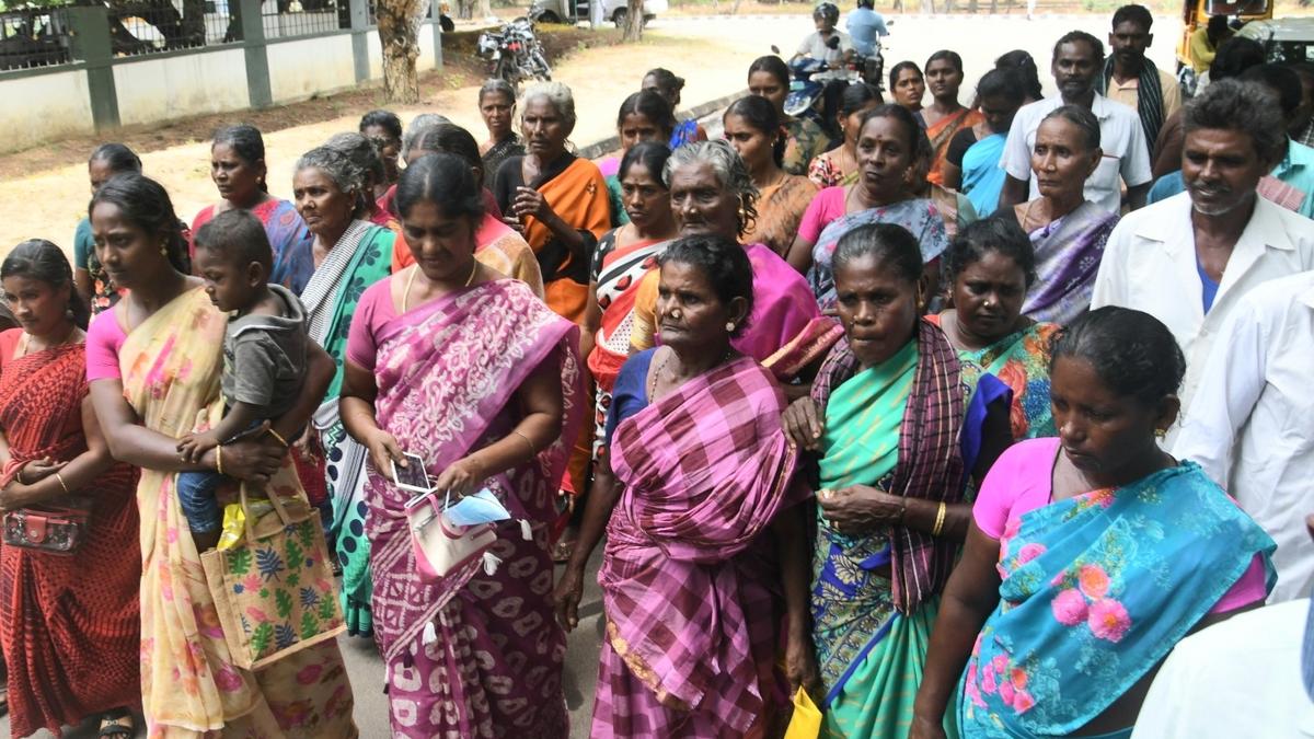 Kadaladi residents pay ₹ 20 per pot for drinking water, seek help from district administration