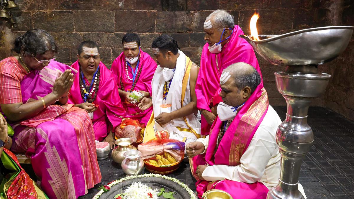 President Droupadi Murmu pays obeisance at Baba Baidyanath temple in Jharkhand's Deoghar