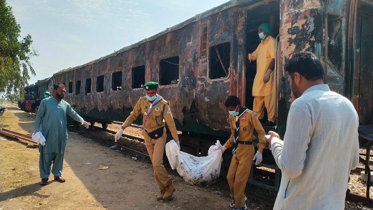 7 killed in fire on passenger train in southern Pakistan