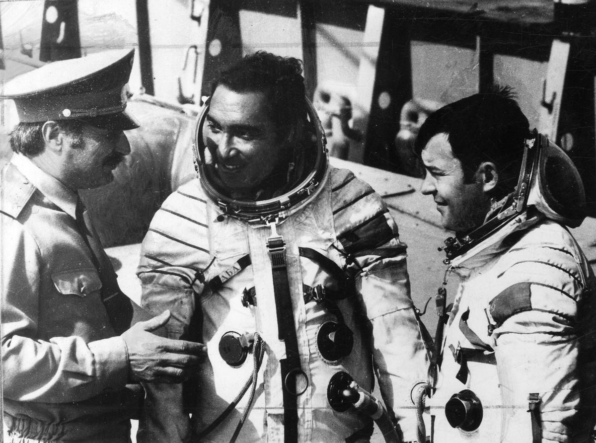 Mendez and Romanenko talking with Pilot-cosmonaut of USSR Georgi Dghalabov (left).