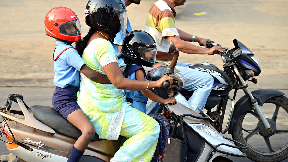 helmet pillion