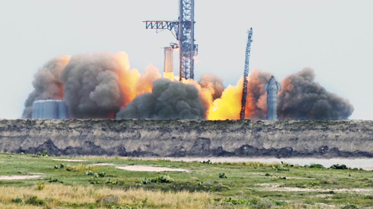 SpaceX conducts static test fire of Starship Super Heavy Booster –  Spaceflight Now