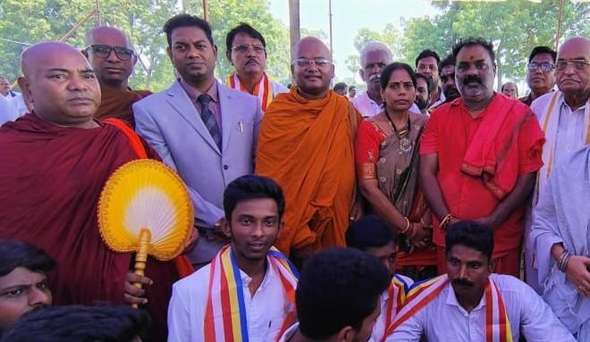O bisneto do Dr. BR Ambedkar, Raja Ratna Ashok Ambedkar, Rajanagaram MLA Bathula Balaramakrishna com monges budistas durante o conclave budista em Kapavaram, no distrito de East Godavari, no sábado. POR ARRANJO