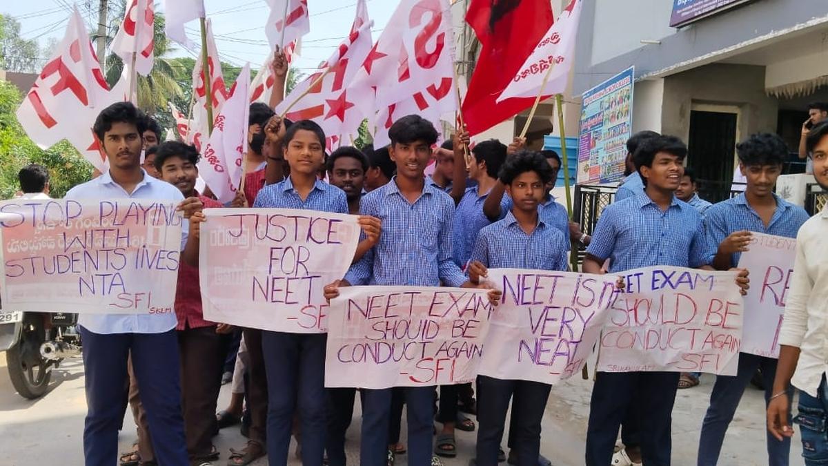 SFI takes out rally in Srikakulam against ‘irregularities’ in NEET