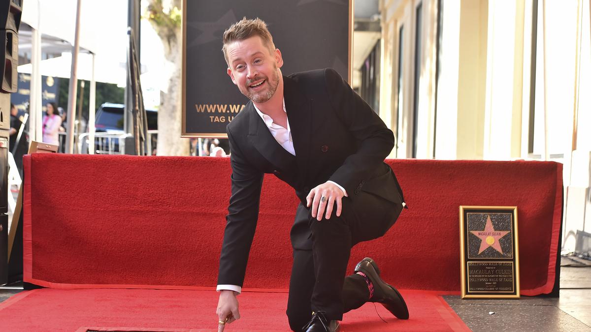 La star de “Home Alone”, Macaulay Culkin, reçoit son étoile sur le Hollywood Walk of Fame