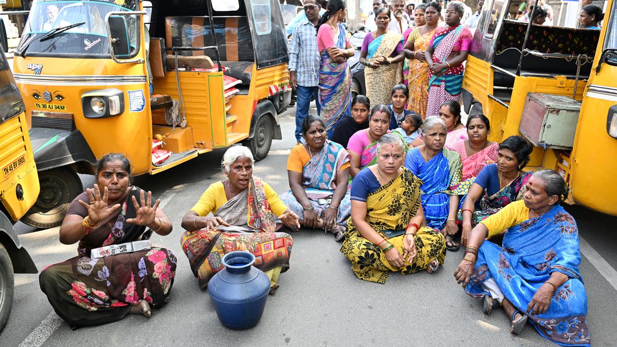 Residents stage road roko against disruption of water supply