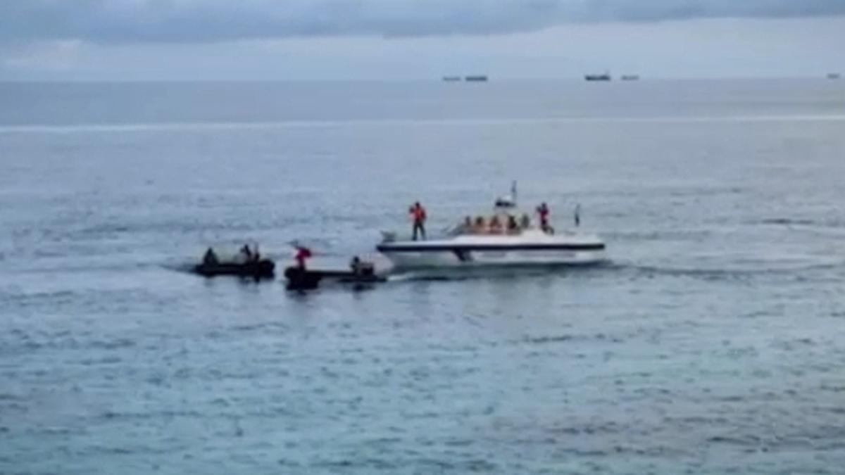 https://th-i.thgim.com/public/incoming/it1nq1/article70036701.ece/alternates/LANDSCAPE_1200/Philippines_China_Disputed_Shoal_00301.jpg