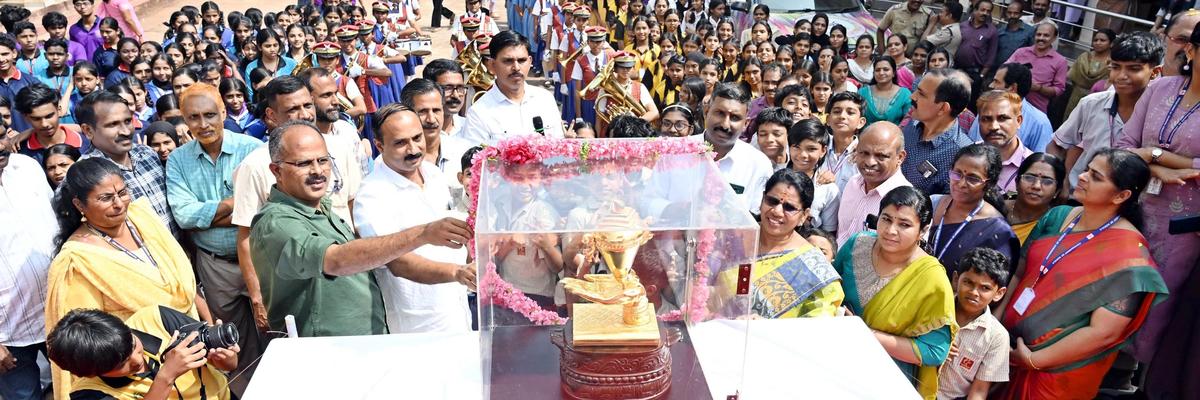कन्नूर निगम की मेयर पी. इंदिरा, विधायक केवी सुमेश और जिला पंचायत अध्यक्ष बेनॉय कुरियन के साथ-साथ पल्लीकुन्नू सरकारी एचएसएस, कन्नूर के छात्रों ने बुधवार को कन्नूर में राज्य स्कूल कला उत्सव का स्वर्ण कप प्राप्त किया।