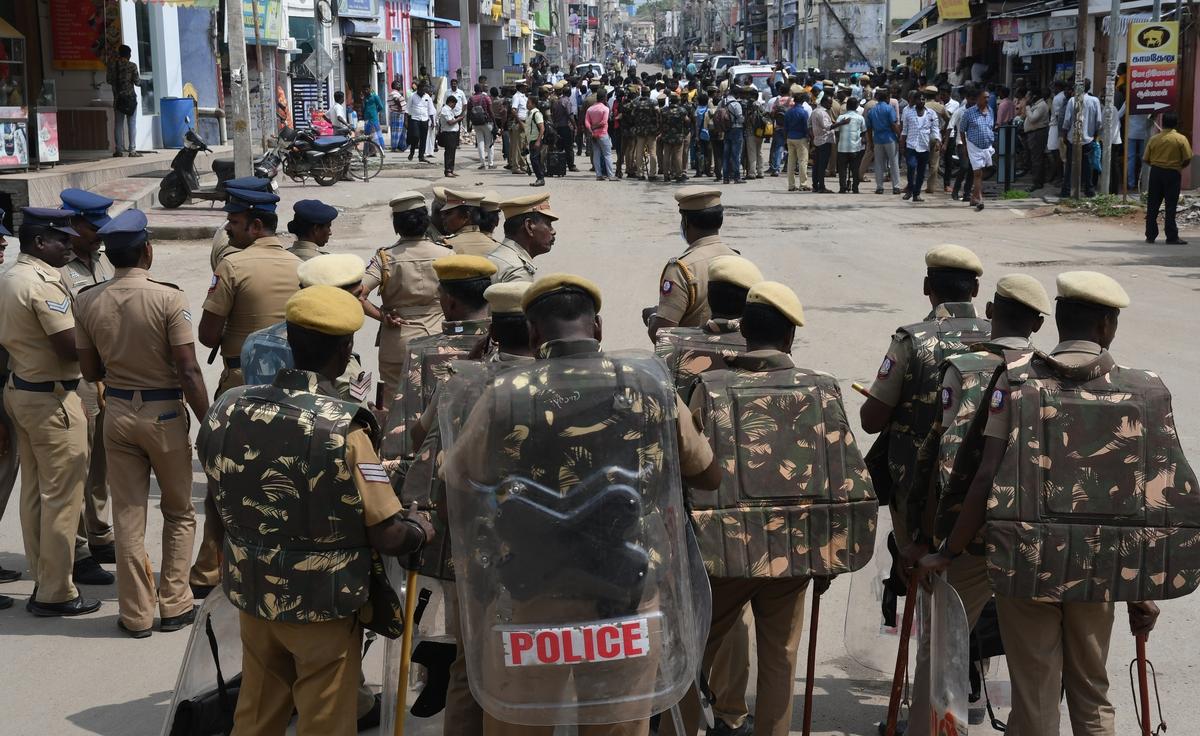 15 नवंबर, 2022 को अललगुमुथुक्कन प्रतिमा की ओर जुलूस निकालने की कोशिश करने वाले सीवालापेरी की हत्या कर दी गई मयांडी के समर्थकों को गिरफ्तार करने के लिए पलायमकोट्टई में दक्षिण बाजार के पास तैनात पुलिस कर्मी