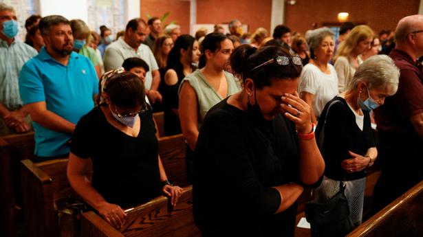 अमेरिका में सामूहिक गोलीबारी |  अंतिम संस्कार में शामिल होने वाले तीन लोगों को शिकागो चर्च के बाहर गोली मार दी गई