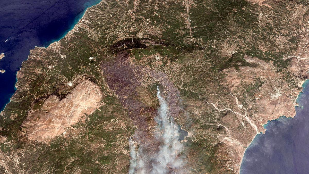 Greek authorities evacuate some 19,000 people as wildfire blazes on the island of Rhodes