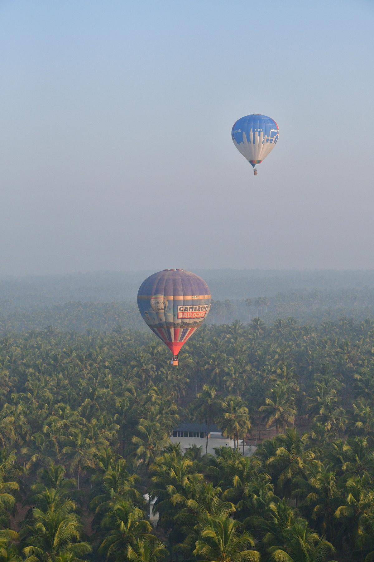 Ballonnen boven de boomtoppen in Pollachi 