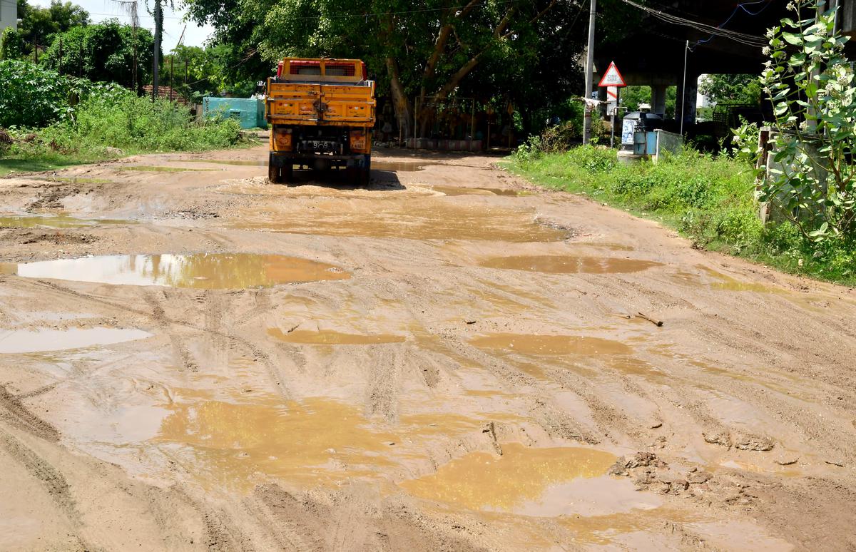 Lay service roads before northeast monsoon sets in, demand residents of Balakrishnapuram