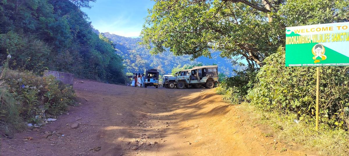 कई पर्यटक वाहनों की मदद से कोदाचद्री पहाड़ी तक पहुंचते हैं। 