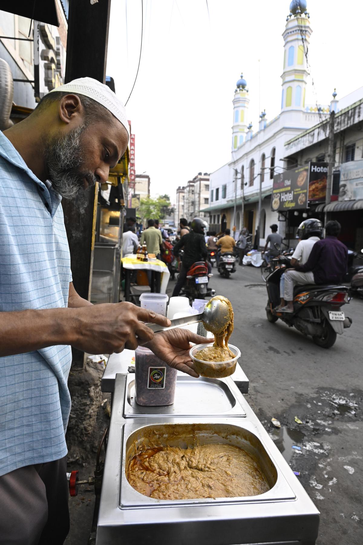 कोट्टईमेडु में ईश्वरन कोविल स्ट्रीट पर इफ्तार के लिए मटन, चिकन और बीफ हलीम बेचा गया