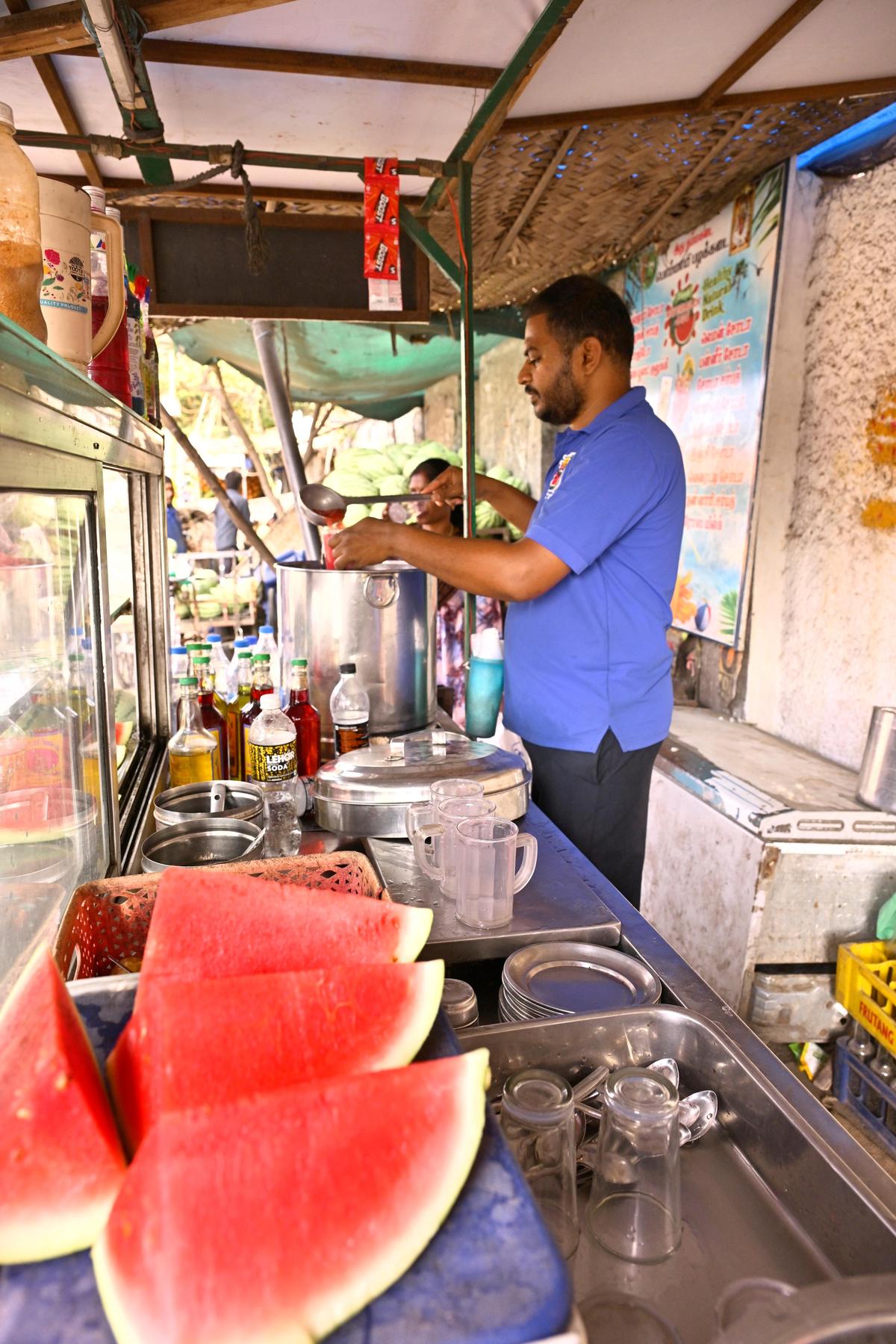 Madurai, Tamil Nadu, 17/03/2026. David offre un rinfrescante sharbat all'anguria al Madura College, Madurai...Foto . Moorthy. G/ L'indù.