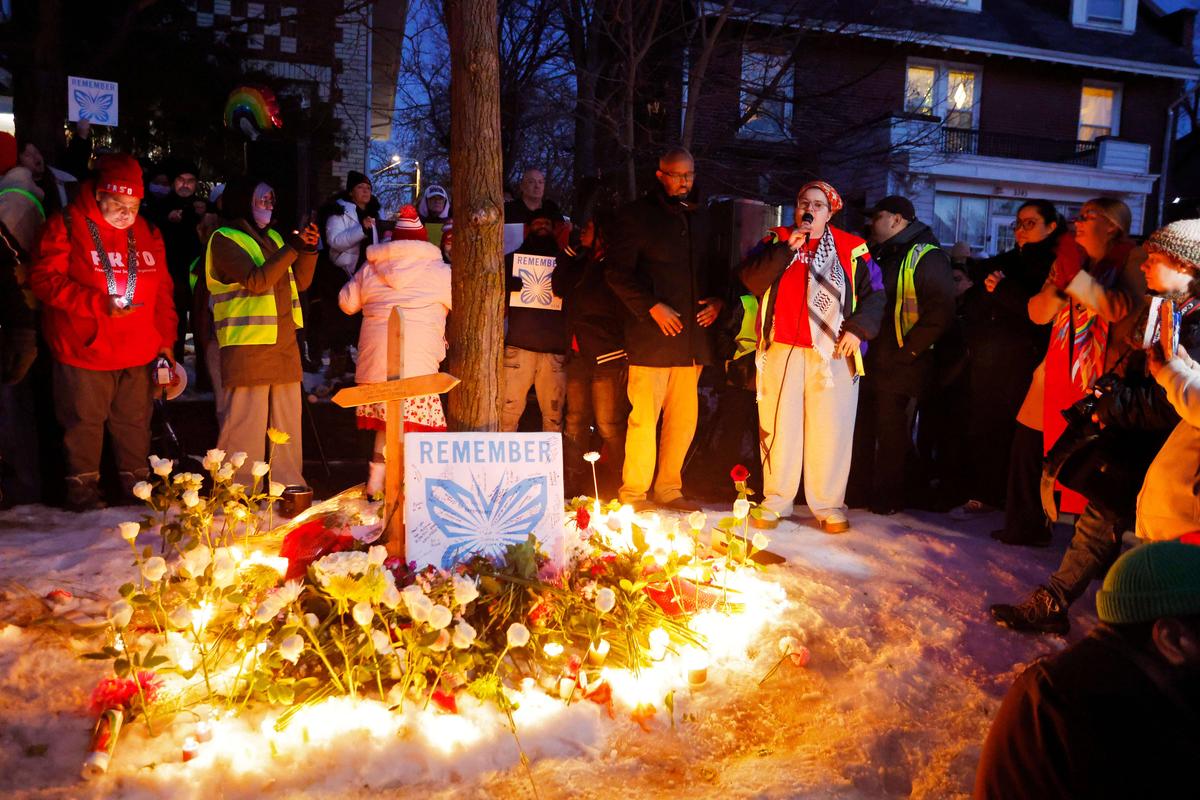 7 जनवरी, 2026 को मिनियापोलिस में एक आव्रजन और सीमा शुल्क प्रवर्तन अधिकारी द्वारा एक महिला की गोली मारकर हत्या करने के बाद लोग निगरानी के लिए इकट्ठा हुए। 7 जनवरी, 2026 को मिनियापोलिस में एक आव्रजन और सीमा शुल्क प्रवर्तन अधिकारी द्वारा एक महिला की गोली मारकर हत्या करने के बाद लोग निगरानी के लिए इकट्ठा हुए।