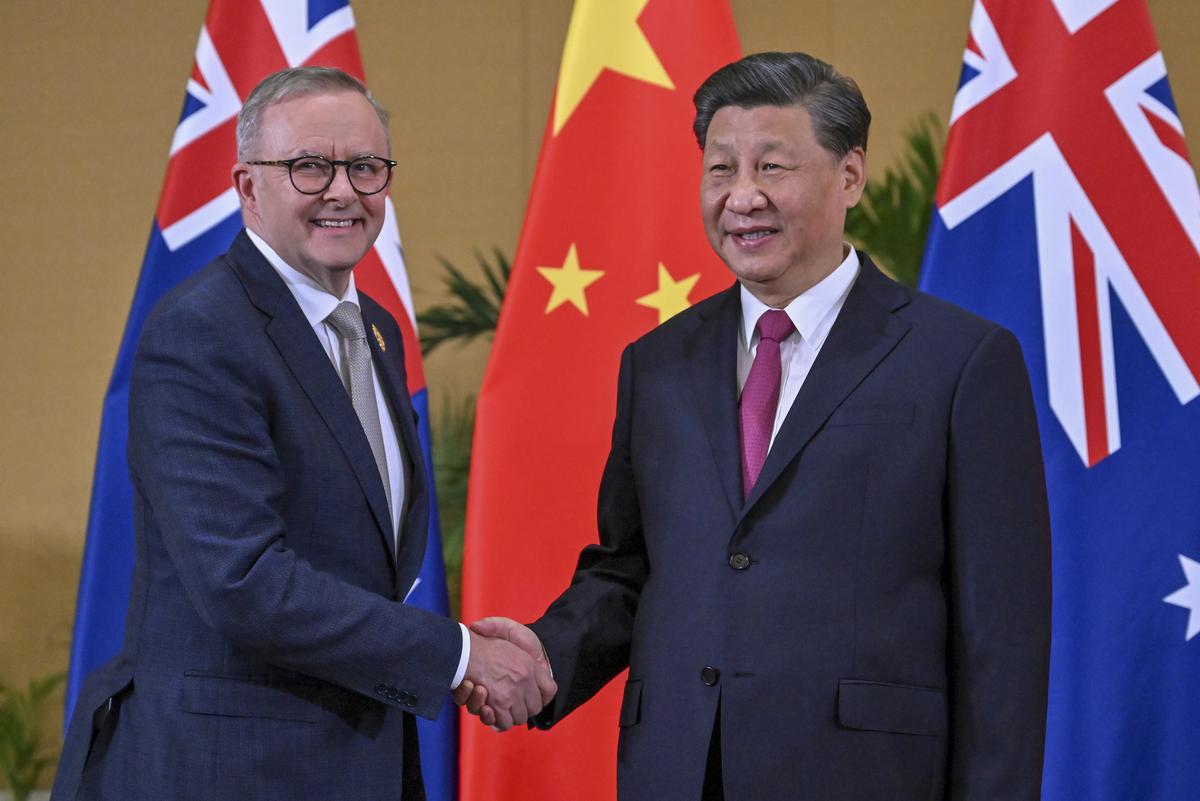 Xi urges better ties in rare summit with Australia