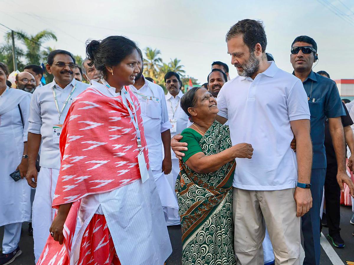 Bharat Jodo Yatra: Congress workers protest with cutouts of gas cylinders  in Kerala's Thrissur - The Hindu