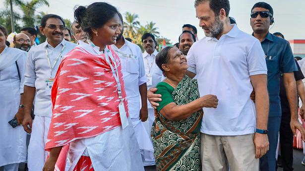 Bharat Jodo Yatra: Congress workers protest with cutouts of gas cylinders in Kerala's Thrissur