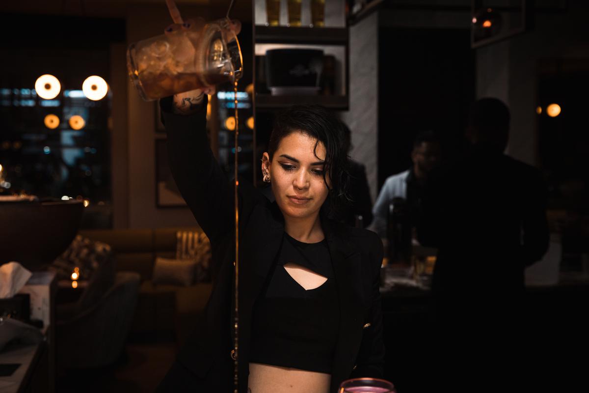 Mexicaanse barman Gina Barbachano in actie 