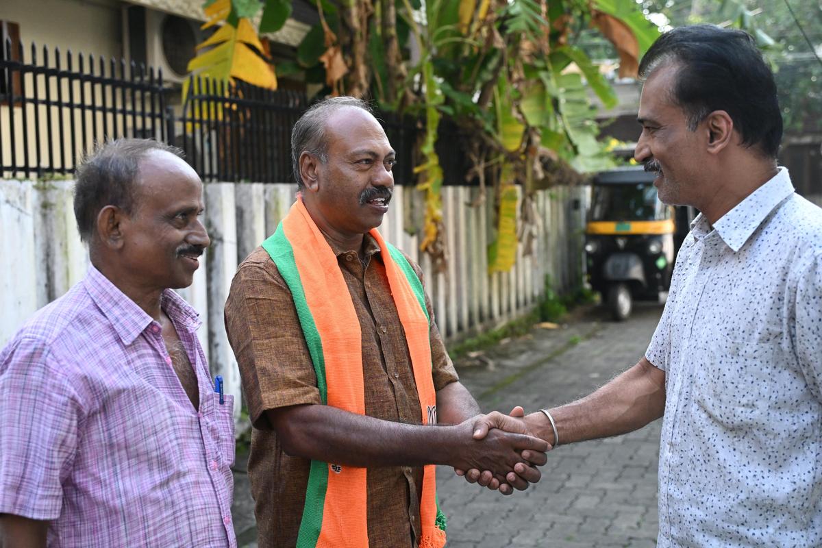 भाजपा उम्मीदवार एबी अनिलकुमार संभाग में एक मतदाता का अभिवादन करते हुए। 