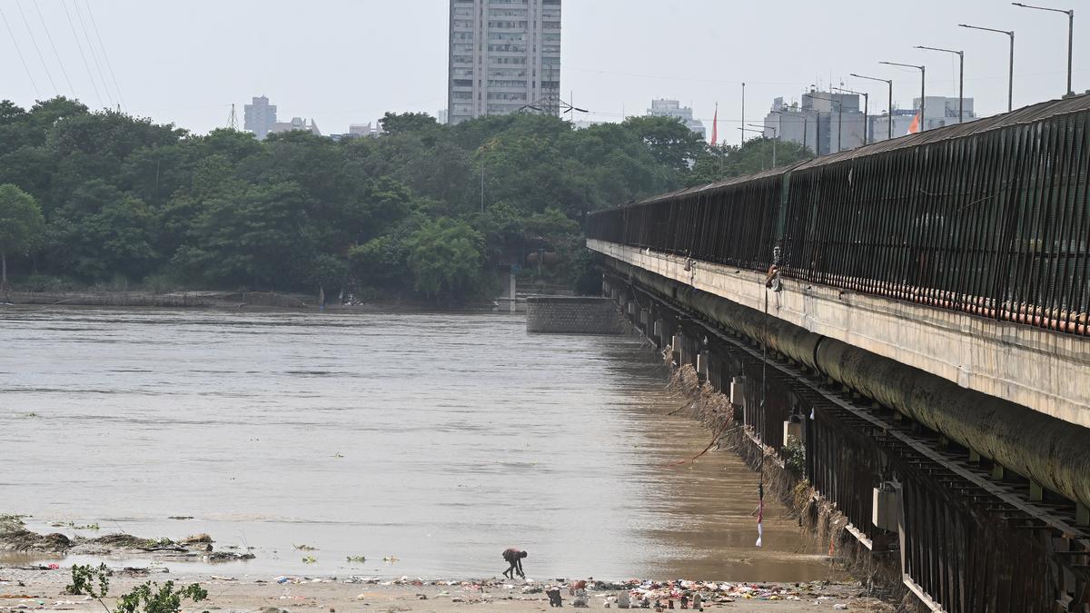 https://th-i.thgim.com/public/incoming/iyxg1d/article70096390.ece/alternates/LANDSCAPE_1200/YAMUNA%20FLOOD%20DELHI_11_09_2.jpg