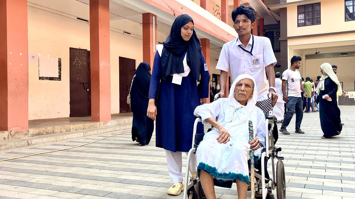 NSS volunteers conquer hearts with timely service to differently abled, senior citizens