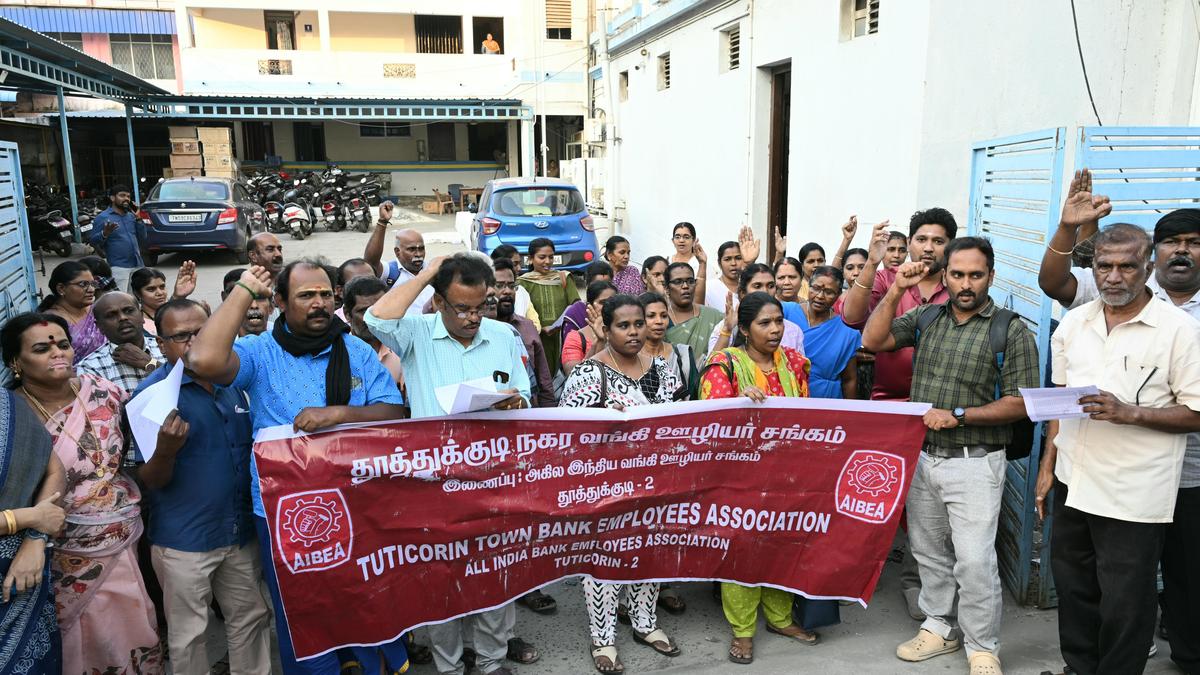 Bankers stage demonstration; exhibit solidarity to ‘Bharat Bandh’