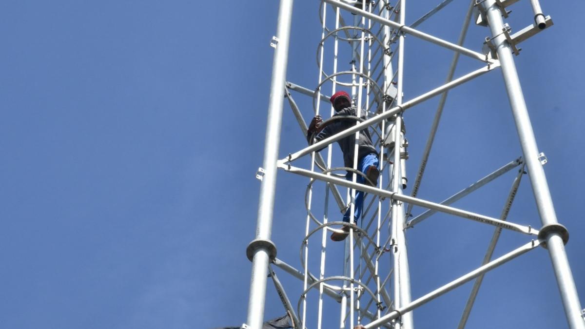 Farmers scale mobile tower to protest against land acquisition at Udhanapalli in Krishangiri