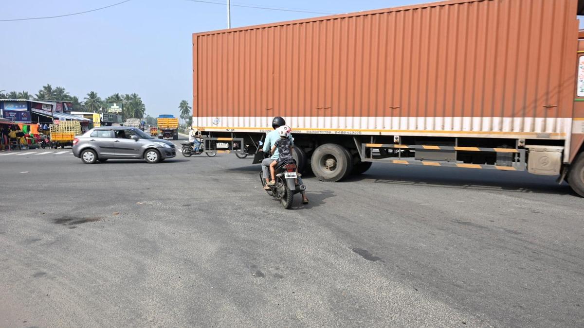 Motorists seek roundabout at Erode Outer Ring Road&ndash;Dharapuram Road junction