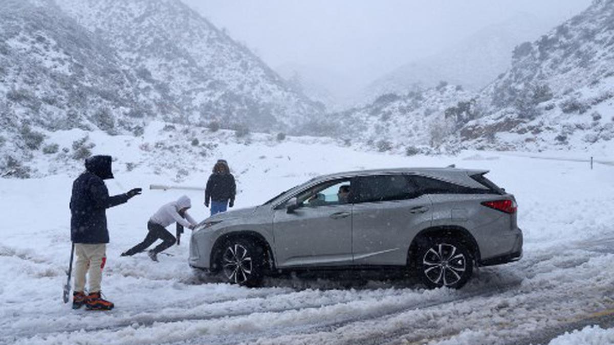 Snow falls in Los Angeles area, 1,000s still without power