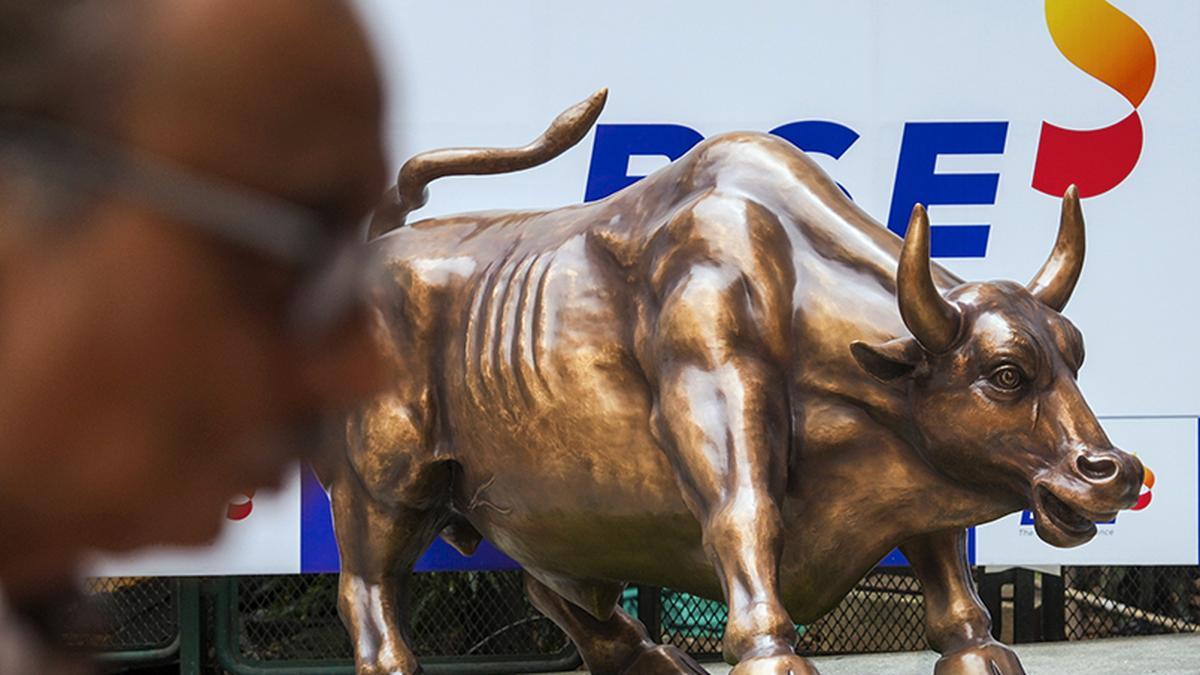 Sensex, Nifty tumble in early trade