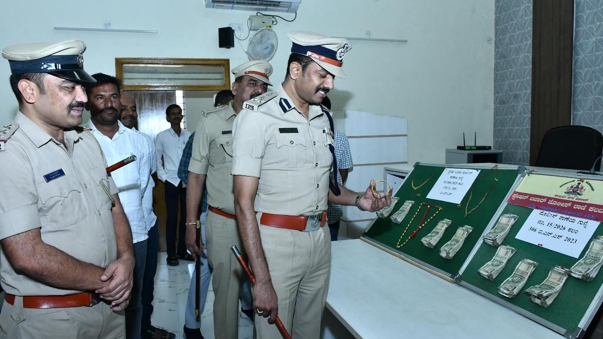 Kalaburagi police crack two burglary cases, recover valuables worth ₹16.22 lakh