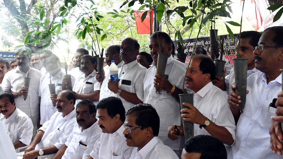 Rubber farmers&rsquo; stage Raj Bhavan dharna