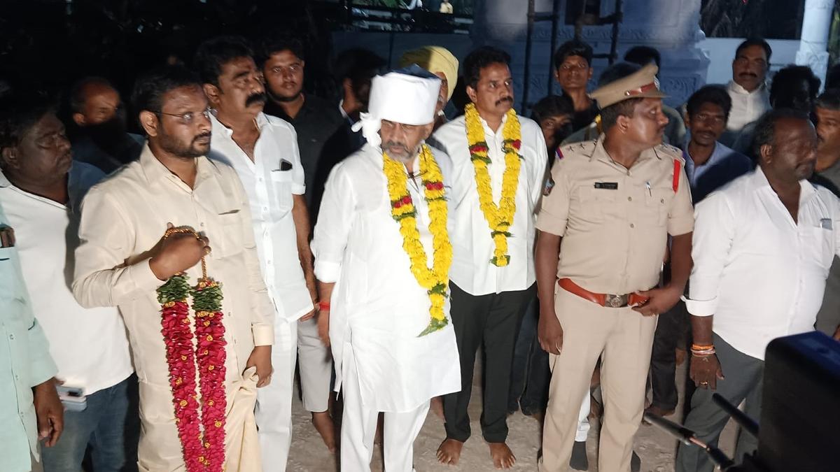 Karnataka Dy. CM offers prayers at Shiva temple in East Godavari district