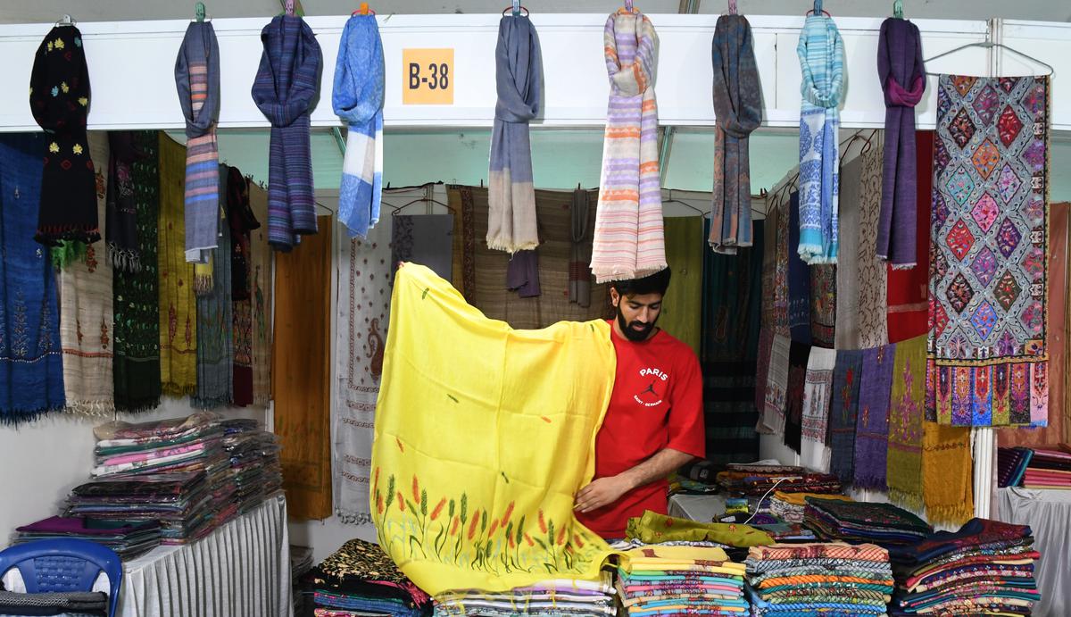   Kraam met Kashmir-borduurwerk van Naie Kiran, Jammu, op Dastkar Bazaar