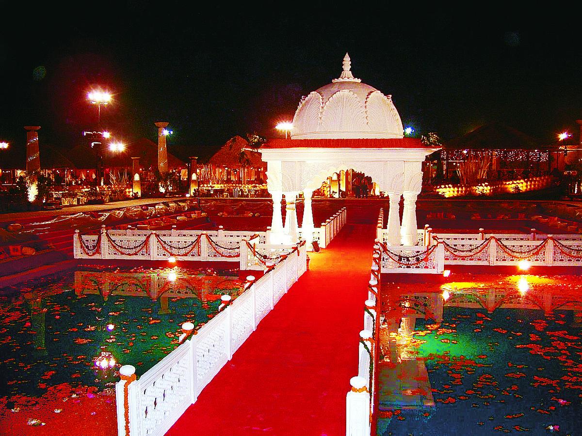 Siri Rao, who got married in December last year, shared that resorts or open-air venues feel more relaxed and informal.