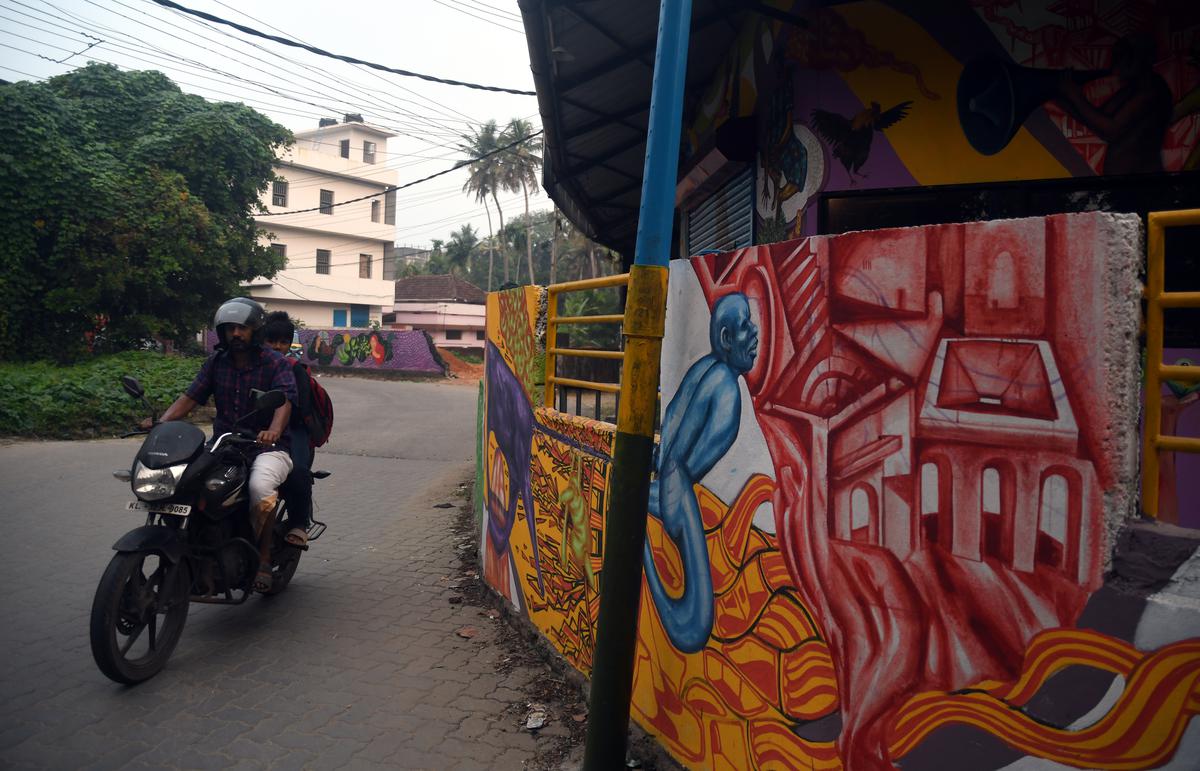 Wall paintings with a message adorn 5-km corridor ahead of boat race   