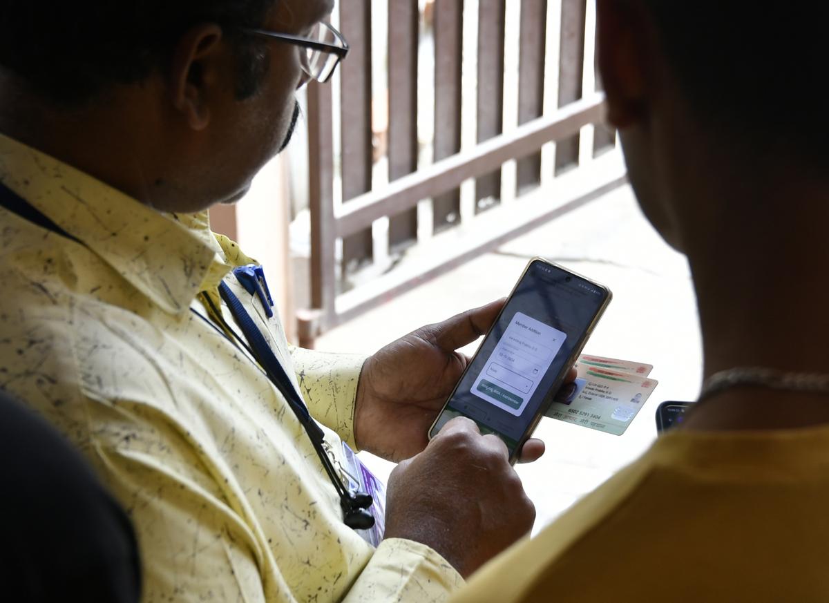 Social and Educational Survey: Elderly enumerators feel the digital divide  - The Hindu