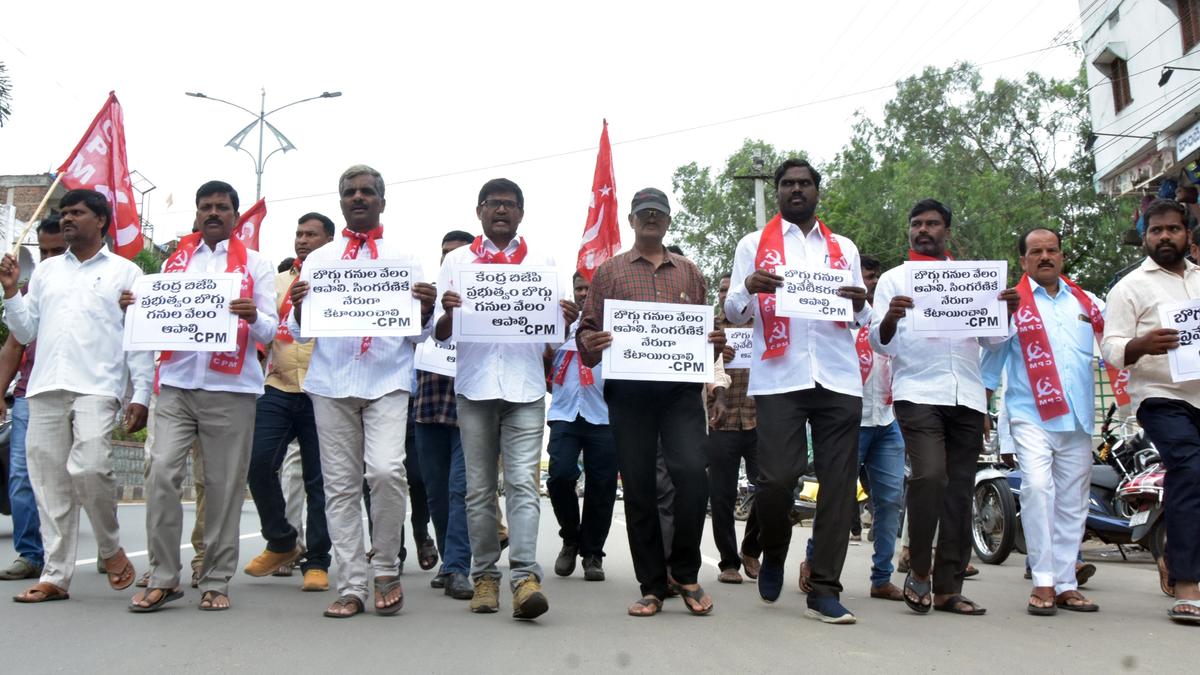 CPI (M) activists protest Centre’s move to auction Sravanapalli coal block