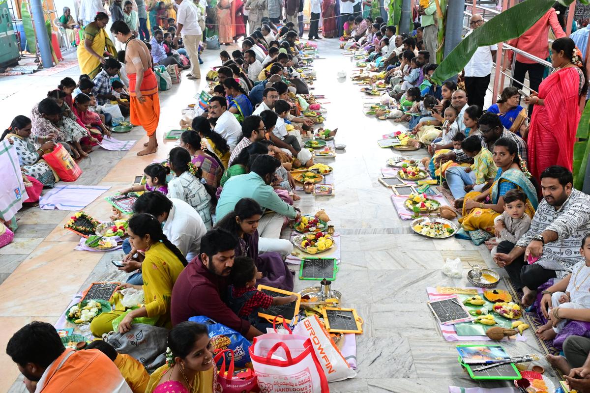 Pais realizando aksharabhyasam de seus filhos no Trisakthi Peetham localizado ao lado da estação rodoviária Pandit Nehru em Vijayawada na sexta-feira, por ocasião das celebrações de Vasantha Panchami. 