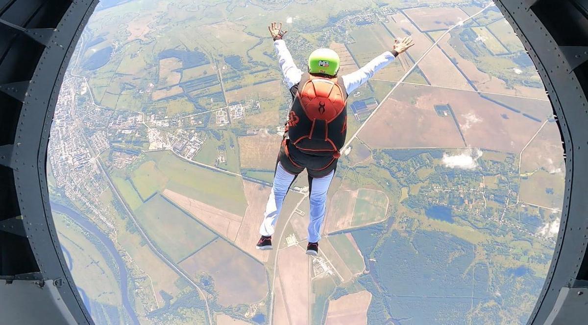 Divya Surepalli dari Visakhapatnam, penyelam langit sipil berlisensi pertama di Andhra Pradesh.