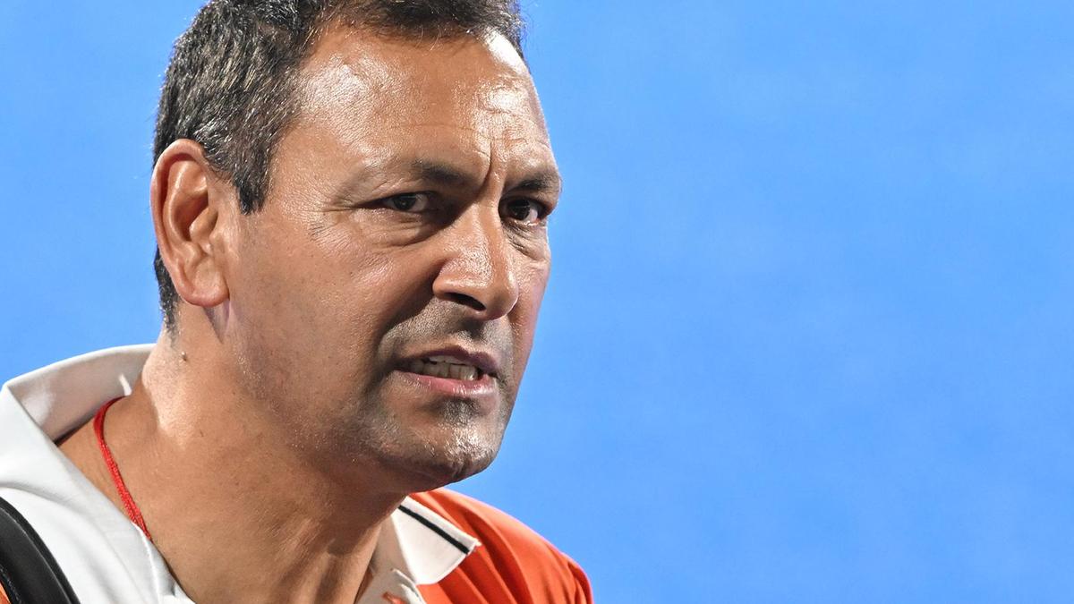 Oyuncuların ‘modası geçmiş ve diktatörce’ antrenörlük tarzına ilişkin şikayetleri Harendra’nın istifasına yol açtı