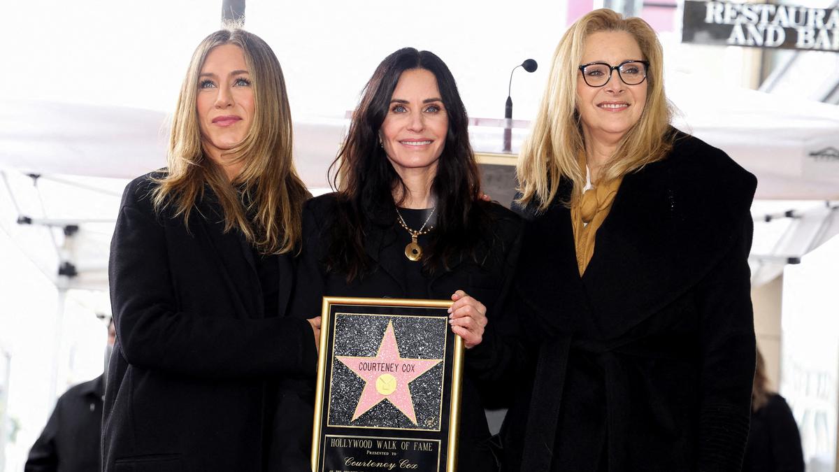 Jennifer Aniston, Lisa Kudrow have ‘Friends’ reunion at Courteney Cox’s Walk of Fame ceremony