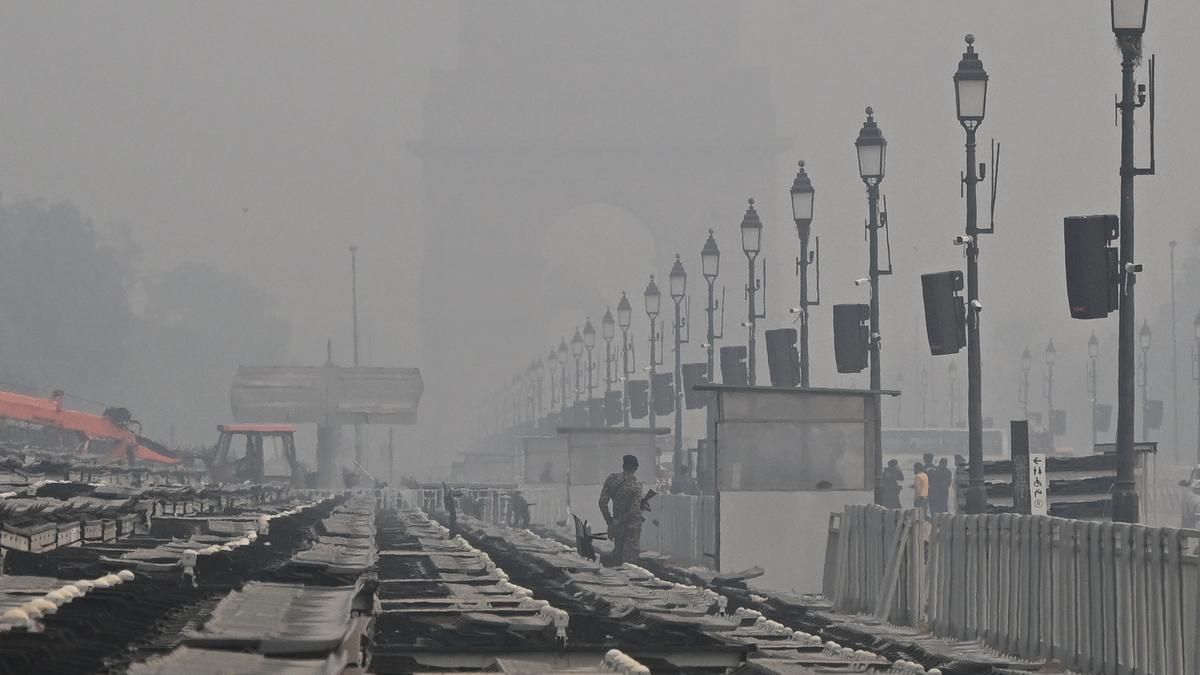 Delhi wakes up with dense fog, air quality deteriorates to ‘very poor’ category