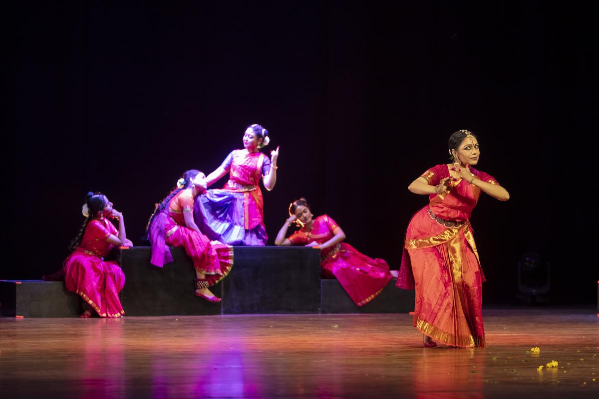 L'opera presenta versi in tamil e sanscrito