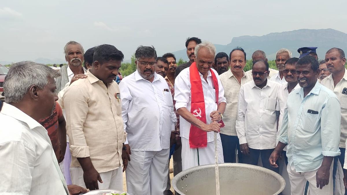 CPI leader Narayana leads farmers’ protest against forced land acquisition for highway construction in Nagari