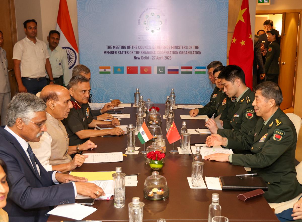 चीनी रक्षा मंत्री ली शांगफू और उनके भारतीय समकक्ष राजनाथ सिंह अपने अधिकारियों के साथ 27 अप्रैल, 2023 को नई दिल्ली में शंघाई सहयोग संगठन (एससीओ) की बैठक के दौरान तस्वीर में हैं। 